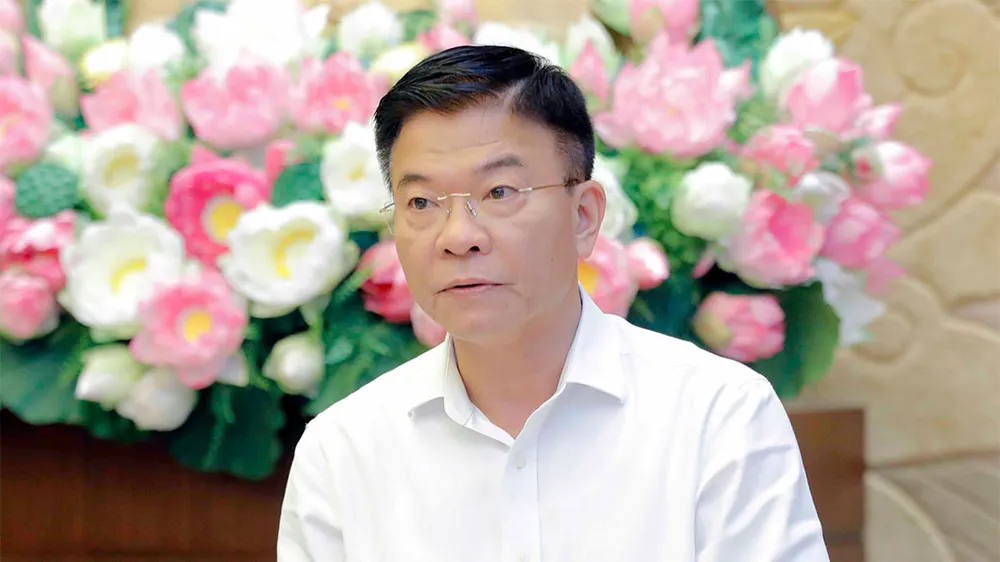 Bộ trưởng Bộ Tư pháp Lê Thành Long trình bày tờ trình của Chính phủ tại phiên họp