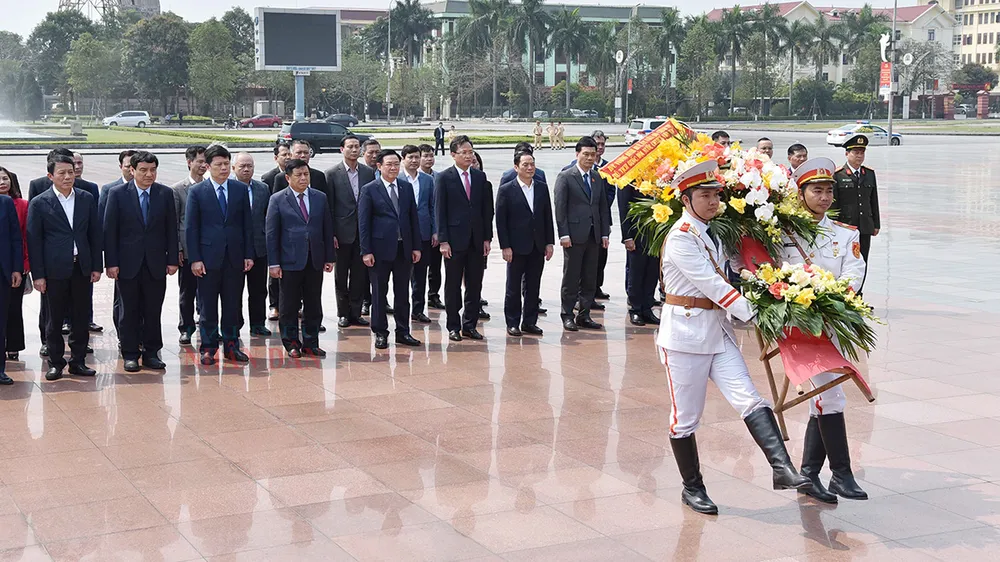 Chủ tịch Quốc hội Vương Đình Huệ cùng Đoàn công tác đã tới dâng hoa tại tượng đài Tổng Bí thư Nguyễn Văn Linh