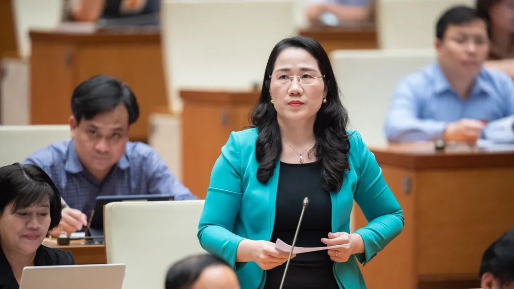 ĐB Nguyễn Thị Thủy (Bắc Kạn), Phó Chủ nhiệm Ủy ban Tư pháp của Quốc hội phát biểu về dự án Luật Bảo vệ quyền lợi người tiêu dùng (sửa đổi). Ảnh: VIẾT CHUNG