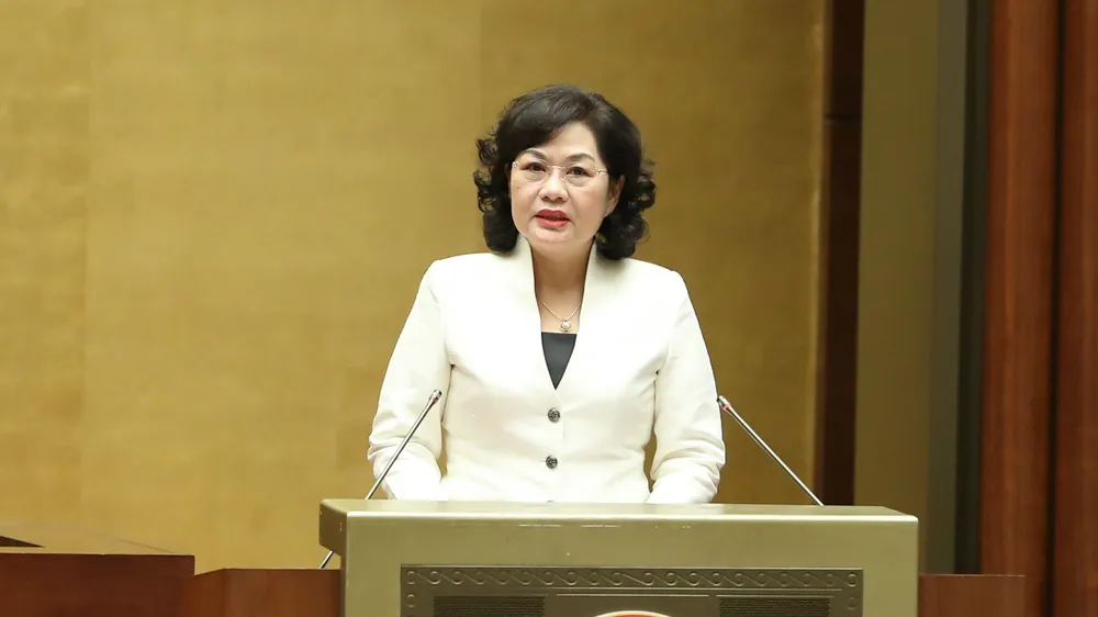 Thống đốc Ngân hàng Nhà nước (NHNN) Nguyễn Thị Hồng trình bày tờ trình về dự án Luật Các tổ chức tín dụng (sửa đổi) trước Quốc hội. Ảnh: QUANG PHÚC 