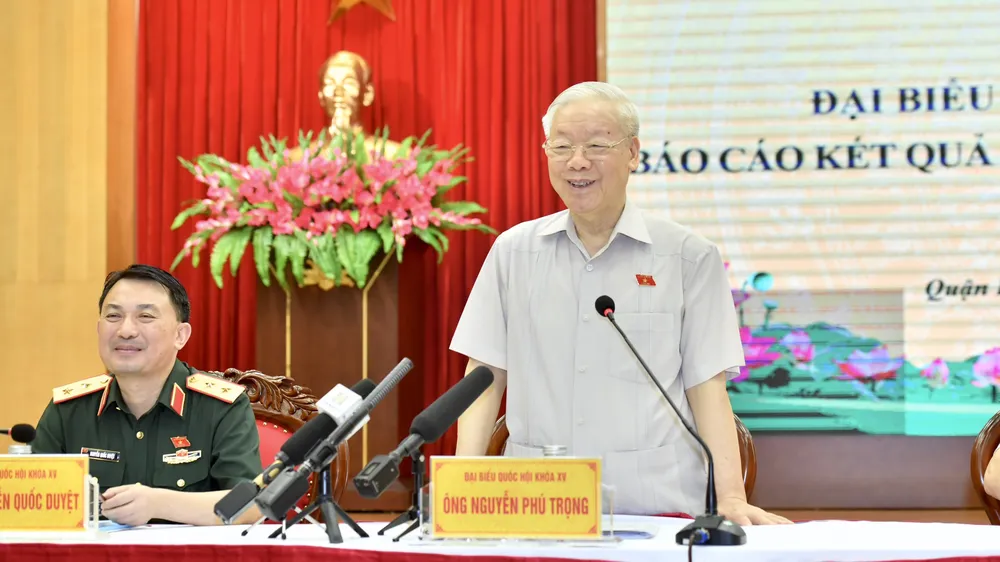 Tổng Bí thư Nguyễn Phú Trọng trao đổi với cử tri Hà Nội. Ảnh: VIẾT CHUNG 