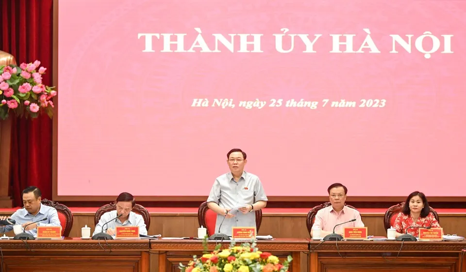 Chủ tịch Quốc hội Vương Đình Huệ chủ trì buổi làm việc với Ban Thường vụ Thành ủy Hà Nội 