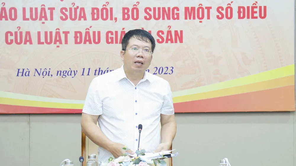 Viện trưởng Viện Nghiên cứu lập pháp Nguyễn Văn Hiển điều hành hội thảo
