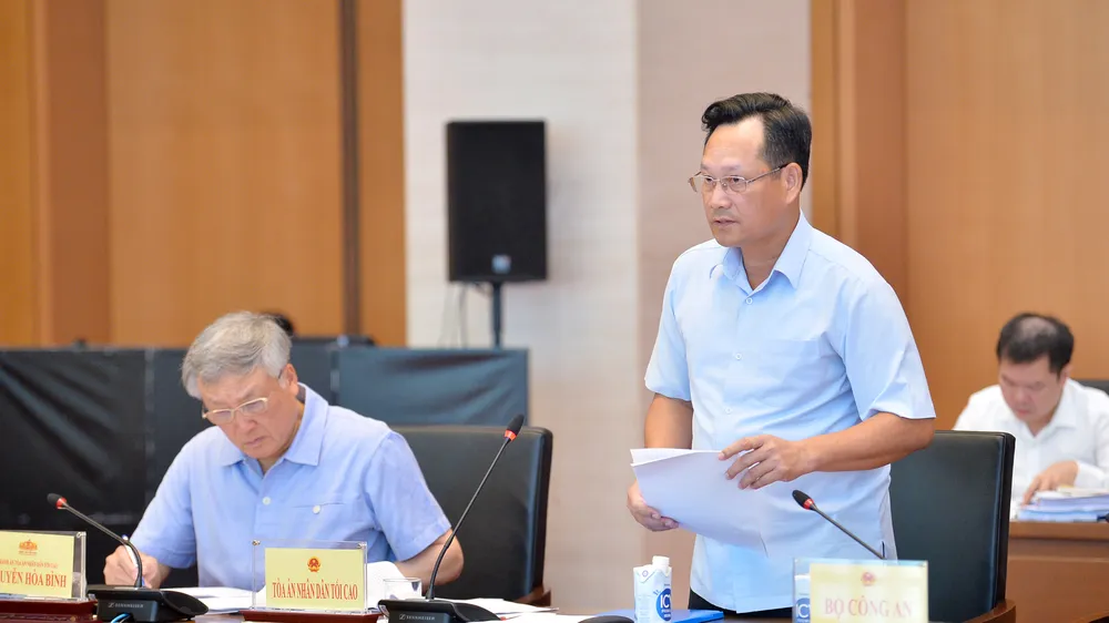 Phó Chánh án TAND Tối cao Nguyễn Văn Tiến trình bày tờ trình