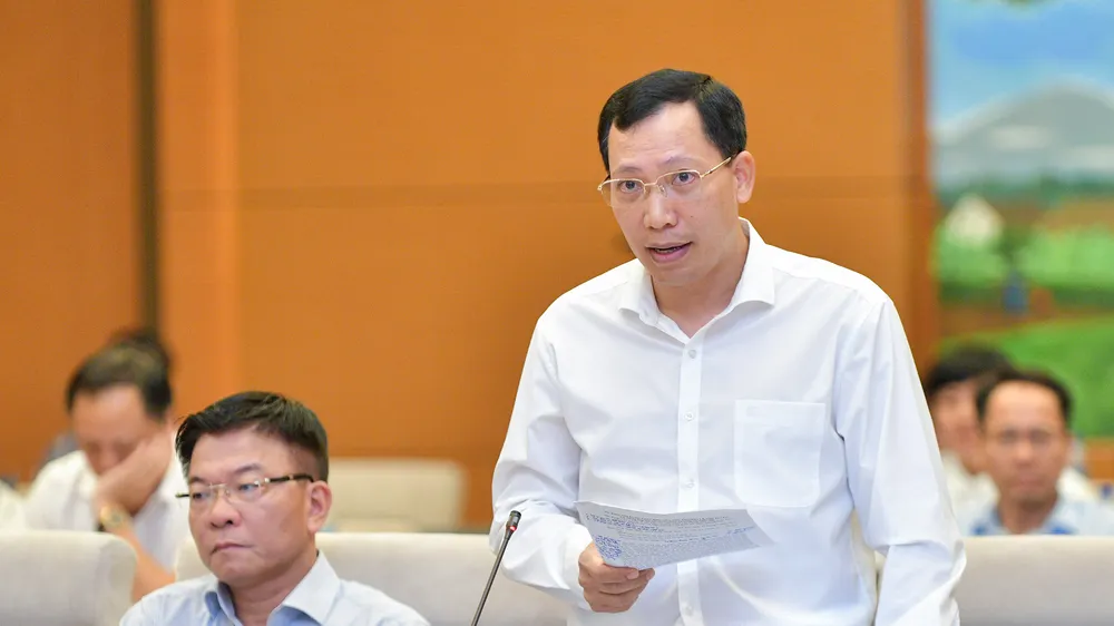 Thứ trưởng Bộ Công an Lê Văn Tuyến báo cáo tại phiên họp 