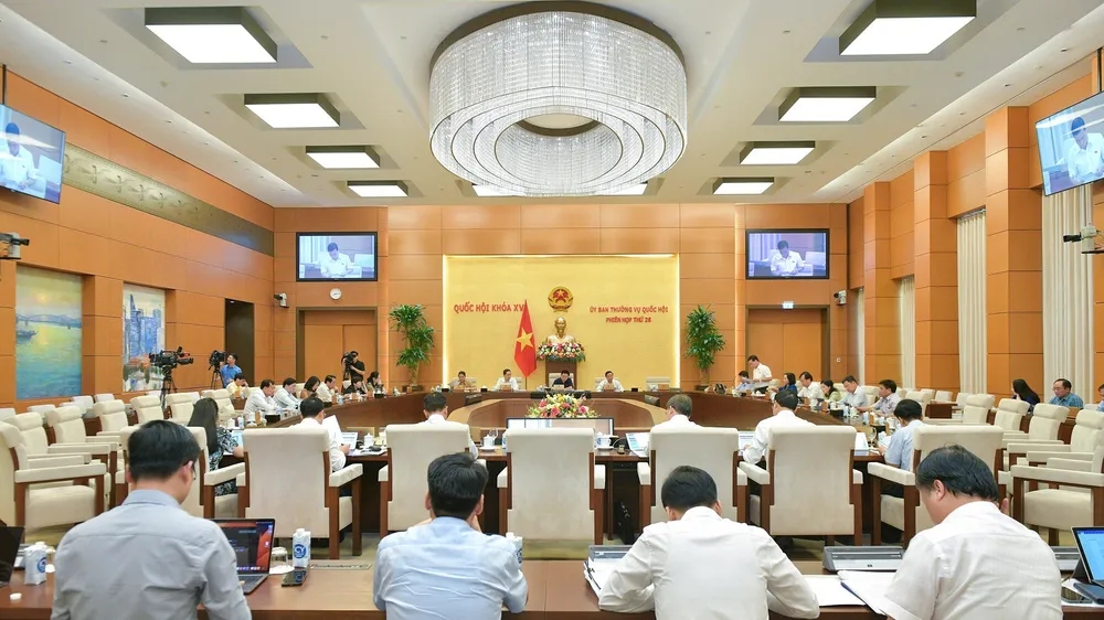 Quang cảnh phiên họp UBTVQH sáng 13-9