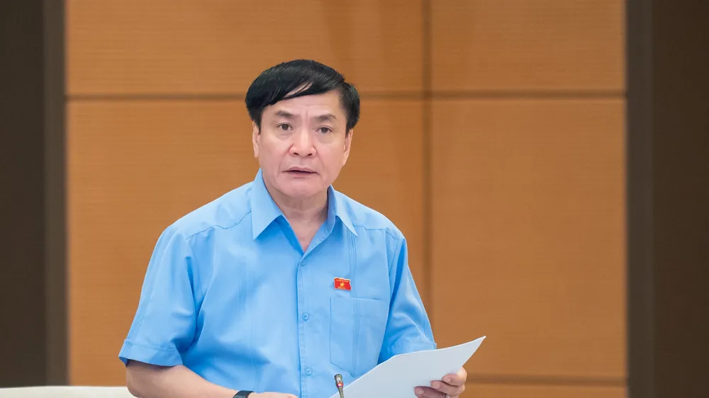 Tổng Thư ký Quốc hội, Chủ nhiệm Văn phòng Quốc hội Bùi Văn Cường trình bày báo cáo tại phiên họp