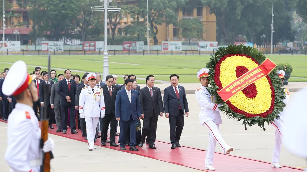 Vòng hoa của Đoàn mang dòng chữ: "Đời đời nhớ ơn Chủ tịch Hồ Chí Minh vĩ đại". Ảnh: QUANG PHÚC