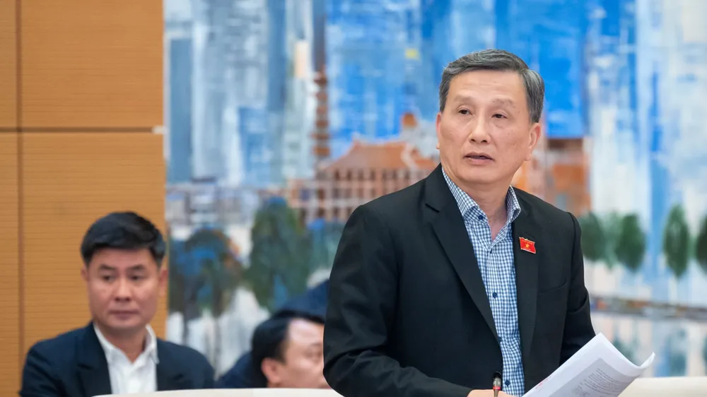 Chủ nhiệm Ủy ban Khoa học, Công nghệ và Môi trường của Quốc hội Lê Quang Huy báo cáo một số vấn đề lớn liên quan đến giải trình, tiếp thu, chỉnh lý dự thảo Luật Viễn thông (sửa đổi). Ảnh: VIẾT CHUNG