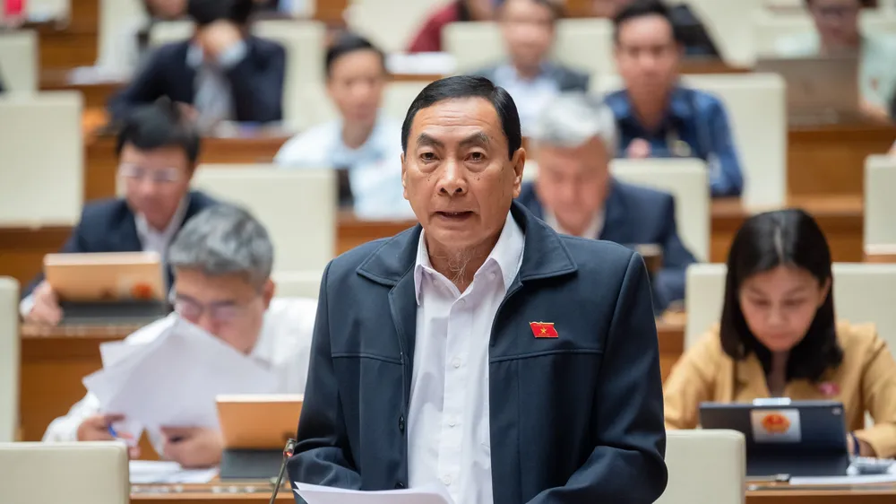 ĐB Phạm Văn Hoà, Phó trưởng đoàn chuyên trách đoàn ĐBQH Đồng Tháp phát biểu tại hội trường sáng 21-11