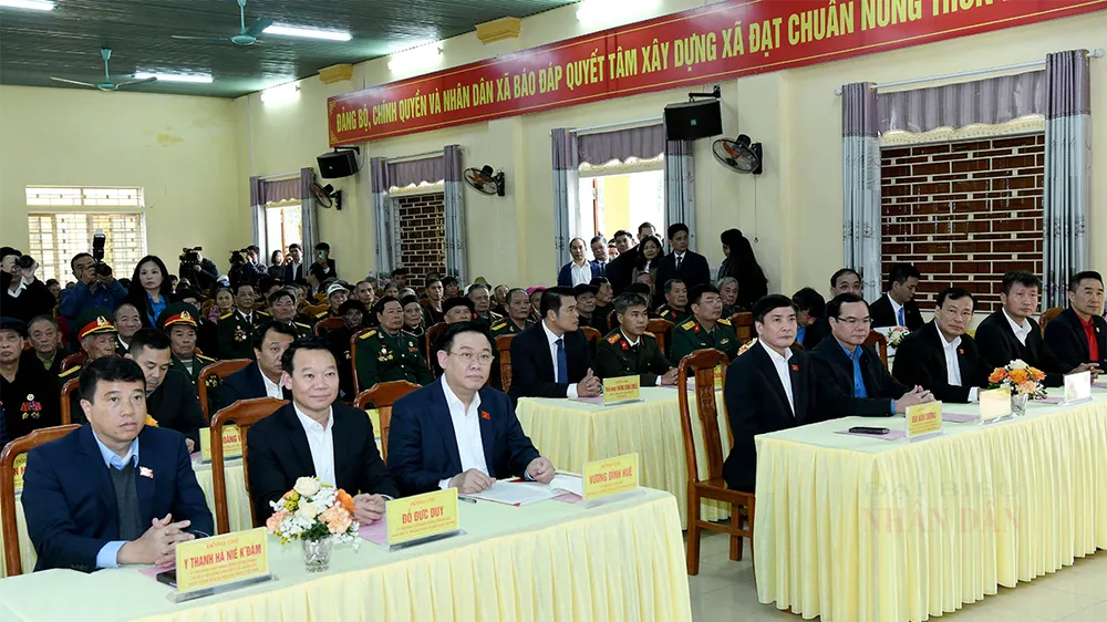 Chủ tịch Quốc hội Vương Đình Huệ cùng đoàn công tác Trung ương và lãnh đạo tỉnh Yên Bái tại buổi thăm, chúc Tết