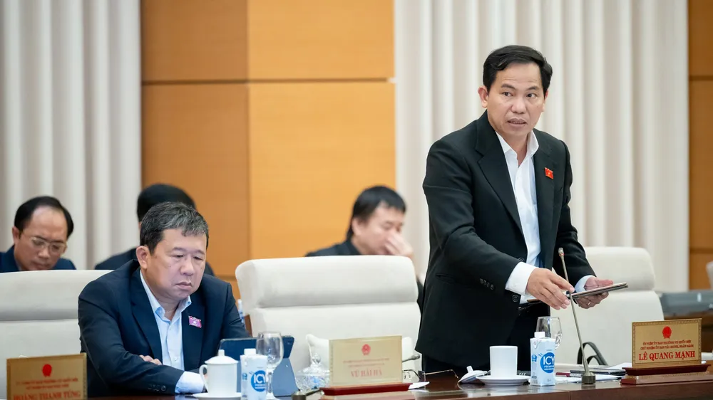 Chủ nhiệm Ủy ban Tài chính - Ngân sách Lê Quang Mạnh phát biểu tại phiên họp