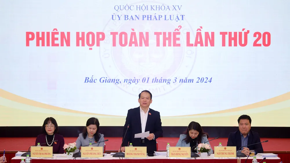 Chủ nhiệm Ủy ban Pháp luật Hoàng Thanh Tùng chủ trì phiên họp 