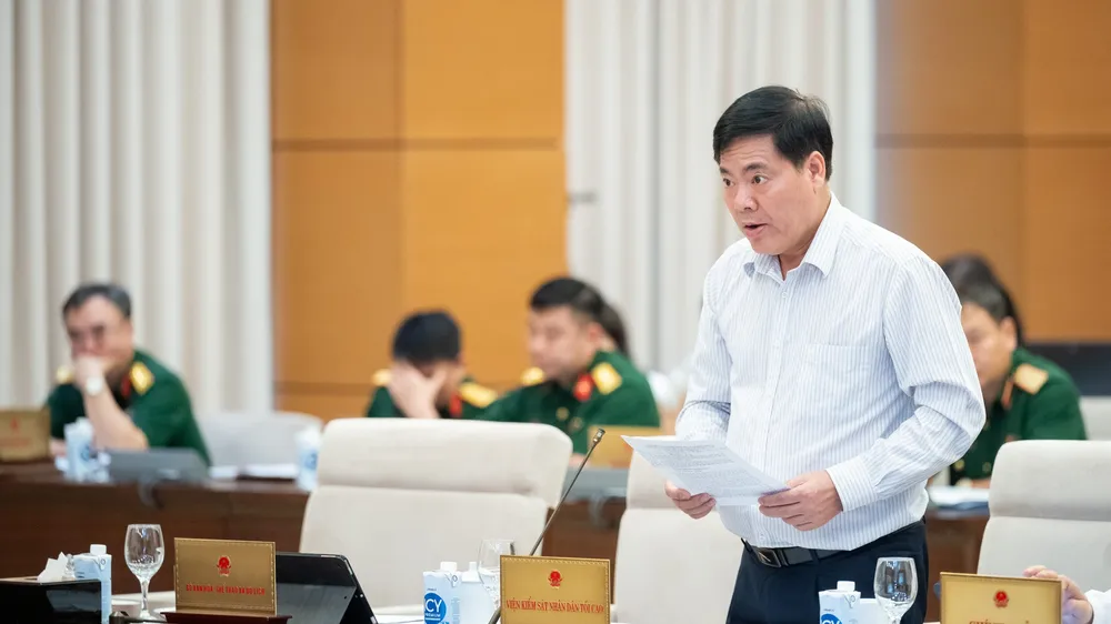 Phó Viện trưởng Viện Kiểm sát nhân dân tối cao Nguyễn Quang Dũng trình bày tờ trình đề nghị xây dựng Luật Tương trợ tư pháp về hình sự. Ảnh: VIẾT CHUNG