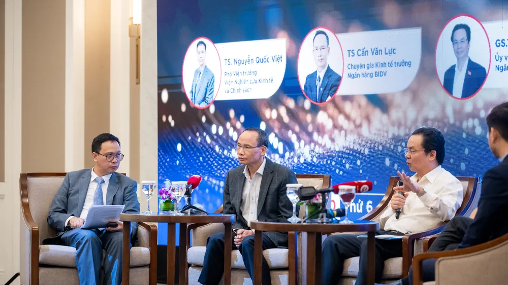 Các chuyên gia kinh tế tham gia thảo luận tại tọa đàm