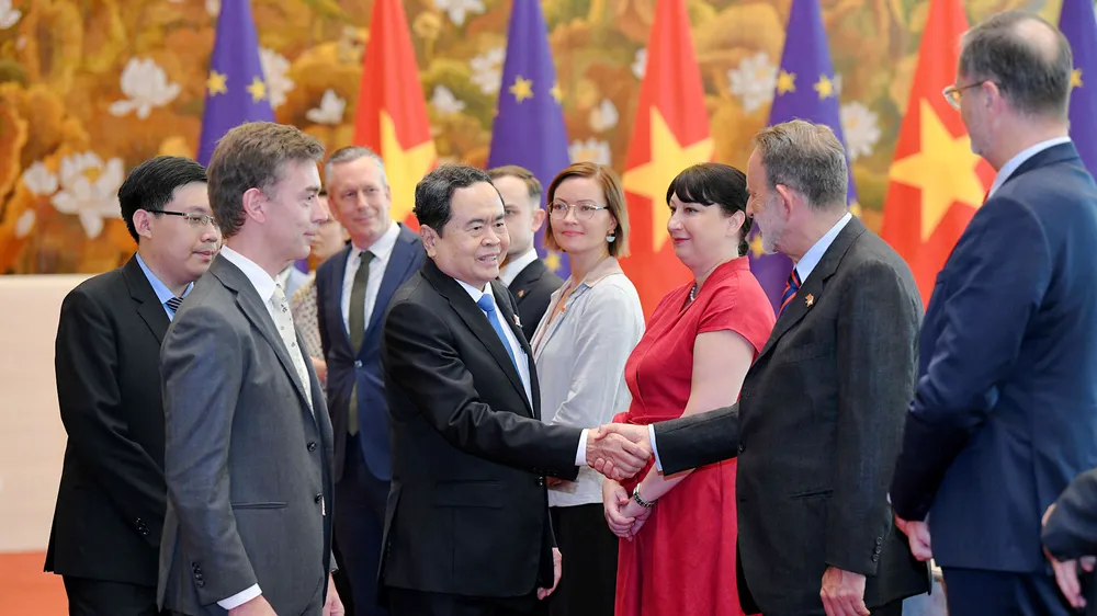 Chủ tịch Quốc hội Trần Thanh Mẫn chào đón Đại sứ Liên minh châu Âu (EU) tại Việt Nam Julien Guerrier và đại sứ, đại biện các nước thành viên EU đến Nhà Quốc hội 