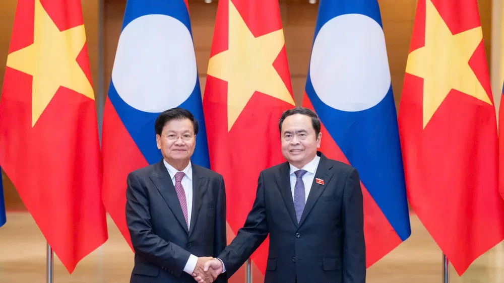 Chủ tịch Quốc hội Trần Thanh Mẫn và Tổng Bí thư, Chủ tịch nước Lào Thongloun Sisoulith tại Nhà Quốc hội. Ảnh: VIẾT CHUNG
