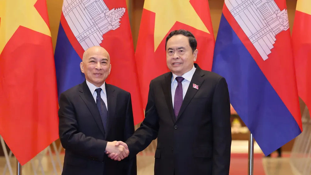 Chủ tịch Quốc hội Trần Thanh Mẫn đón tiếp trọng thị Quốc vương Campuchia Preah Bat Samdech Preah Boromneat Norodom Sihamoni tại Nhà Quốc hội, chiều 28-11. Ảnh: QUANG PHÚC