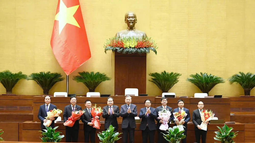 Tổng Bí thư Tô Lâm, Thủ tướng Phạm Minh Chính và Chủ tịch Quốc hội Trần Thanh Mẫn tặng hoa, chúc mừng các đồng chí nhận nhiệm vụ mới, chiều 28-11. Ảnh: QUANG PHÚC