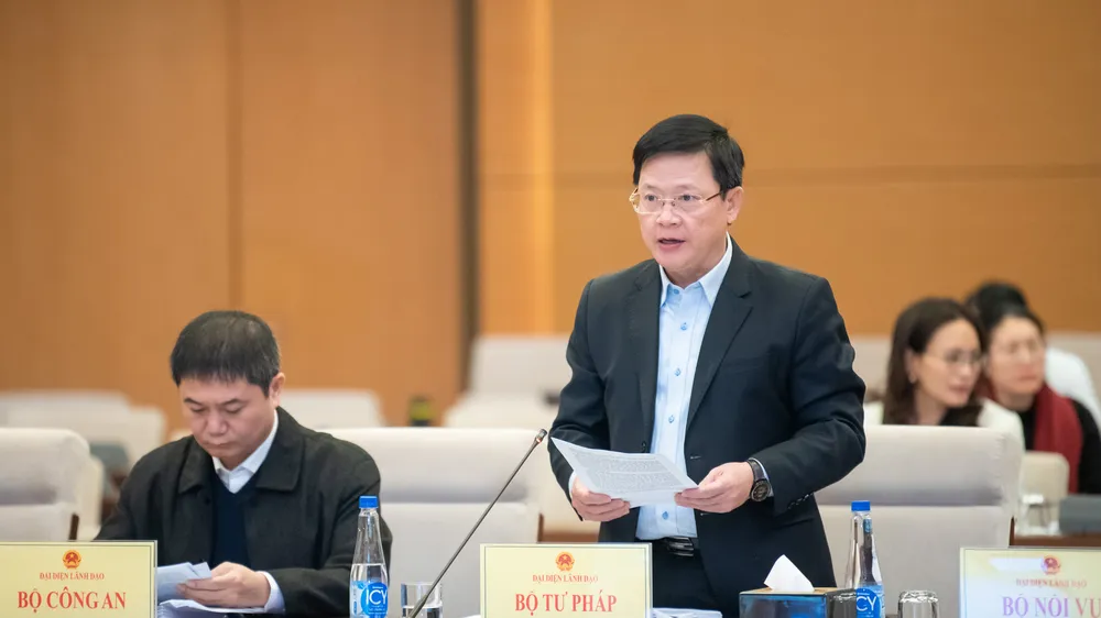 Thứ trưởng Bộ Tư pháp Mai Lương Khôi trình bày tờ trình của Chính phủ 
