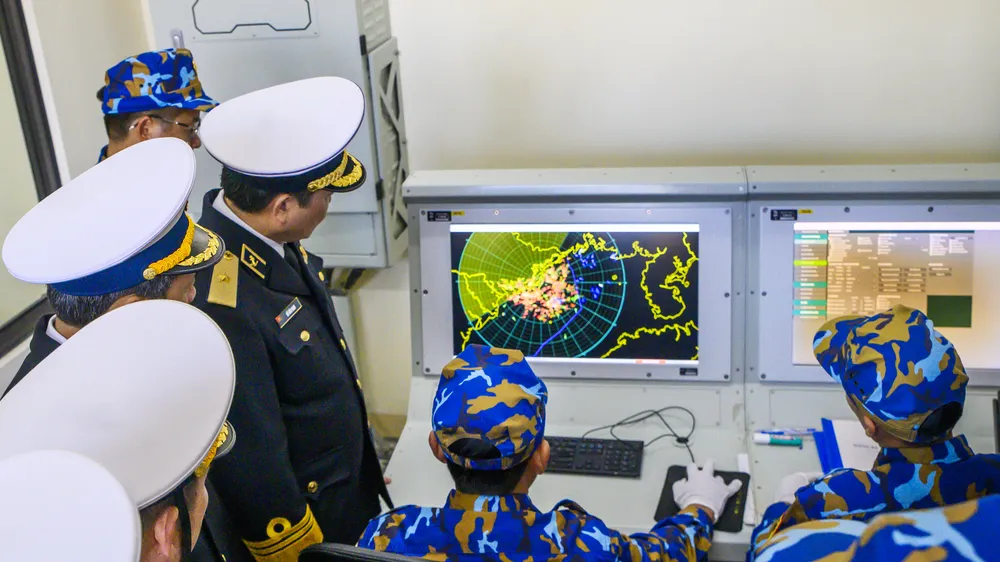 Chuẩn đô đốc Vũ Văn Nam kiểm tra sẵn sàng chiến đấu tại điểm A Trạm radar 485