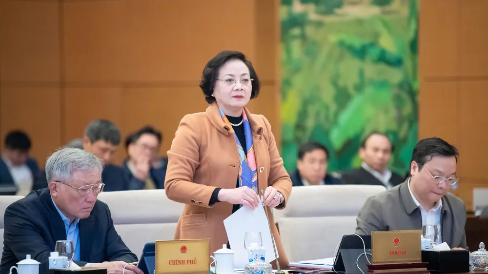 Bộ trưởng Bộ Nội vụ Phạm Thị Thanh Trà trình bày tờ trình của Chính phủ về cơ cấu tổ chức của Chính phủ