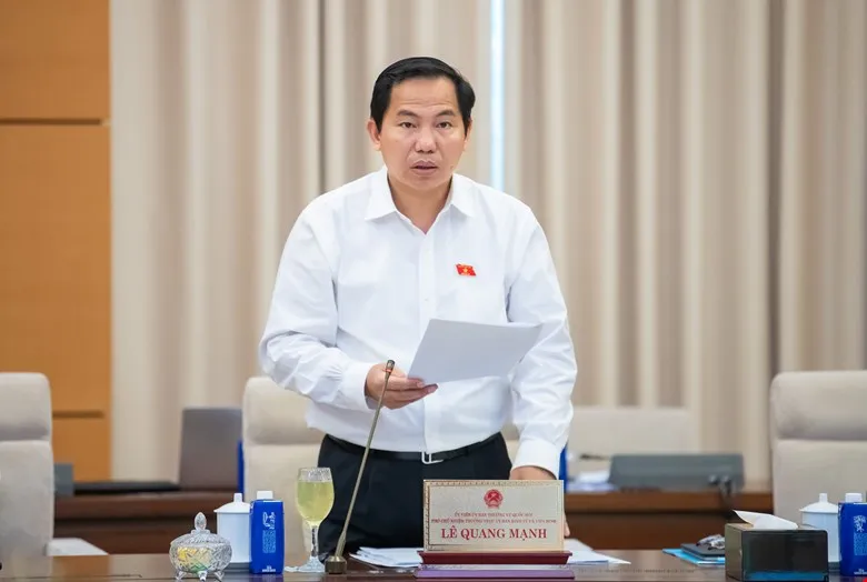 Phó Chủ nhiệm Thường trực Ủy ban Kinh tế và Tài chính Lê Quang Mạnh trình bày báo cáo thẩm tra