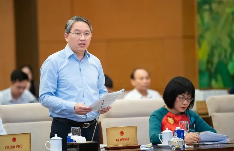 Bộ trưởng Bộ Tư pháp Nguyễn Hải Ninh trình bày về dự thảo luật 