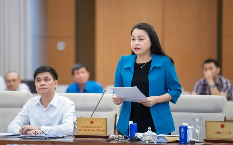 Phó Chủ tịch kiêm Tổng thư ký Ủy ban Trung ương MTTQ Việt Nam Nguyễn Thị Thu Hà trình bày dự thảo luật 