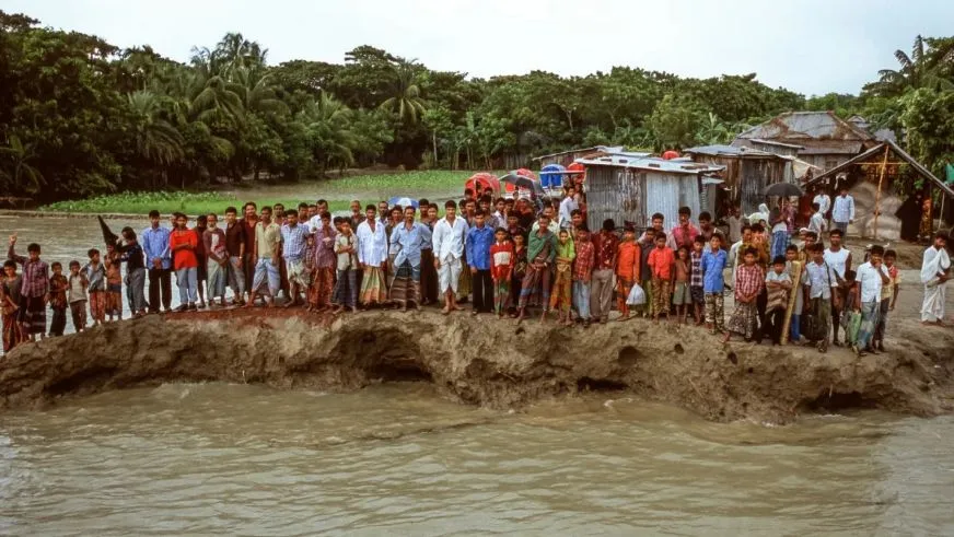 Một con đường ở đảo Bhola, Bangladesh bị lũ lụt làm sạt lở gần hết. Ảnh minh họa