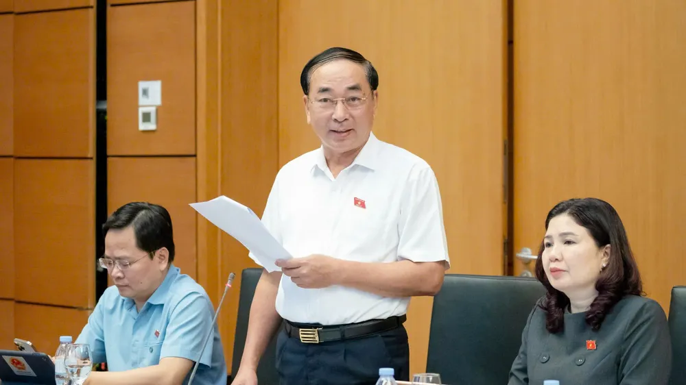 Thứ trưởng Bộ Công an Trần Quốc Tỏ, ĐB tỉnh Bắc Ninh phát biểu chiều 20-5. Ảnh: VIẾT CHUNG 