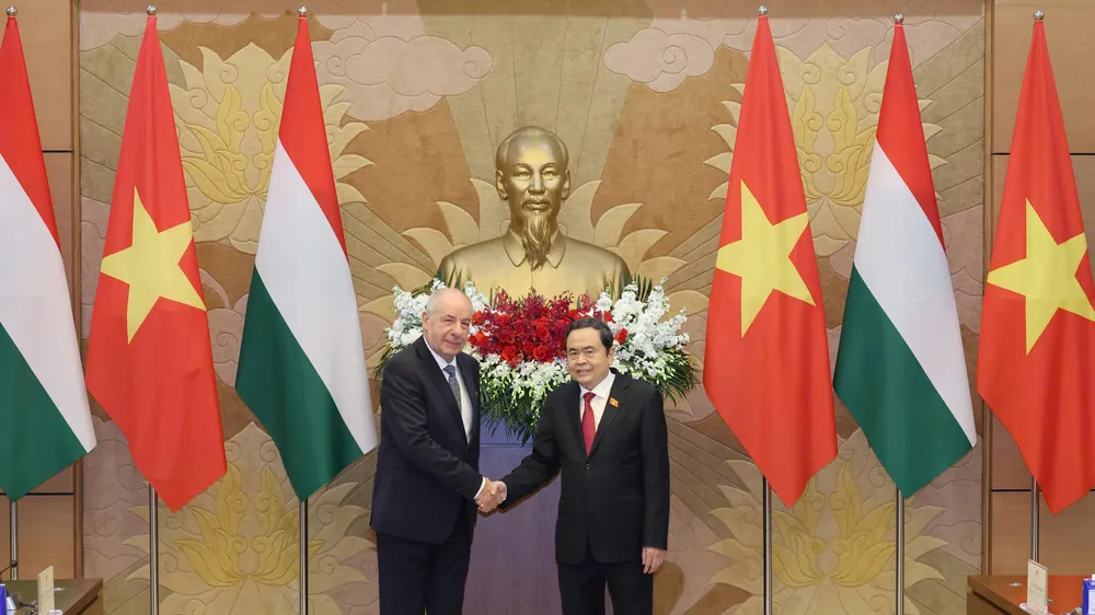 Chủ tịch Quốc hội Trần Thanh Mẫn hội kiến Tổng thống Hungary Sulyok Tamás, chiều 28-5. Ảnh: QUANG PHÚC