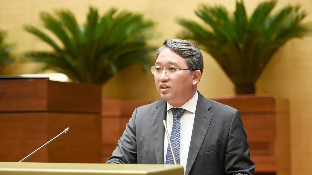 Bộ trưởng Bộ Tư pháp Nguyễn Hải Ninh giải trình về dự án Luật sửa đổi, bổ sung một số điều của Luật Quốc tịch. Ảnh: VIẾT CHUNG 