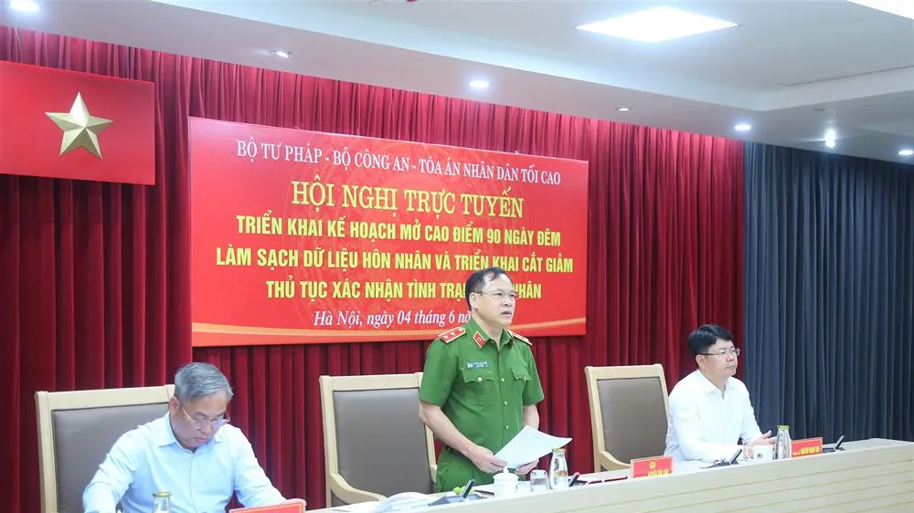 Trung tướng Nguyễn Văn Long, Thứ trưởng Bộ Công an (giữa); đồng chí Nguyễn Thanh Tịnh, Thứ trưởng Bộ Tư pháp (bên phải); đồng chí Phạm Quốc Hưng, Phó Chánh án Tòa án nhân dân tối cao đồng chủ trì Hội nghị