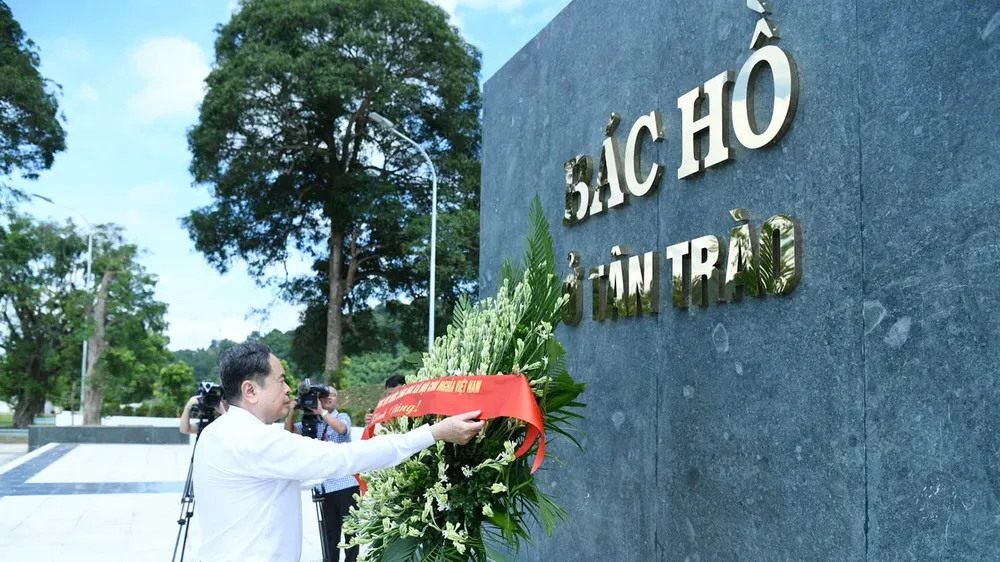 Chủ tịch Quốc hội Trần Thanh Mẫn dâng hoa tưởng nhớ Chủ tịch Hồ Chí Minh và các bậc tiền bối cách mạng tại Tuyên Quang. Ảnh: LÂM HIỂN 