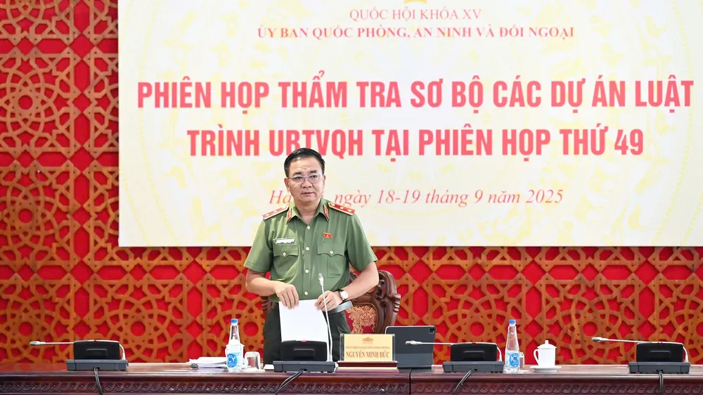 Phó Chủ nhiệm Ủy ban Quốc phòng, An ninh và Đối ngoại, Trung tướng Nguyễn Minh Đức phát biểu kết luận phiên họp