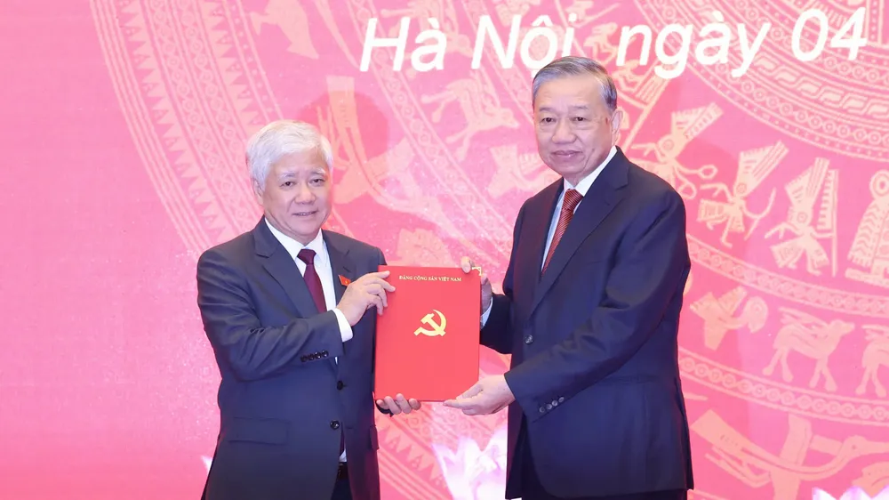 Tổng Bí thư Tô Lâm trao quyết định của Bộ Chính trị cho đồng chí Đỗ Văn Chiến. Ảnh: QUANG PHÚC 