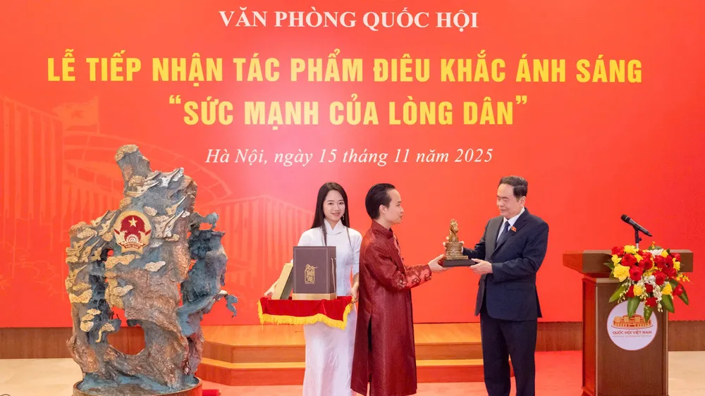 Chủ tịch Quốc hội Trần Thanh Mẫn tiếp nhận tác phẩm nghệ thuật điêu khắc ánh sáng "Sức mạnh của lòng dân" do nghệ nhân Bùi Văn Tự trao tặng Bảo tàng Quốc hội Việt Nam