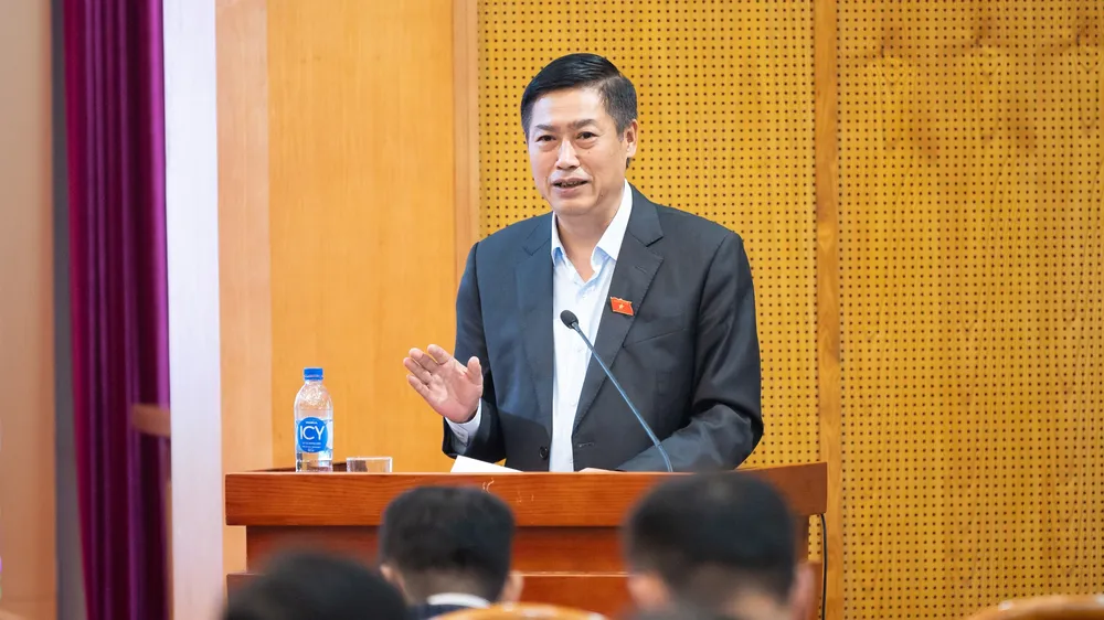Chủ nhiệm Ủy ban Công tác đại biểu Nguyễn Hữu Đông thông tin tại Hội nghị