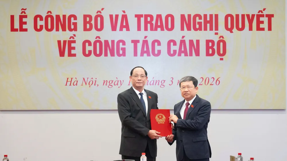 Phó Chủ tịch Quốc hội, Thượng tướng Trần Quang Phương trao Nghị quyết của UBTVQH phê chuẩn Phó Chủ nhiệm Thường trực Ủy ban Quốc phòng, An ninh và Đối ngoại của Quốc hội khóa XV đối với ông Vũ Hải Hà