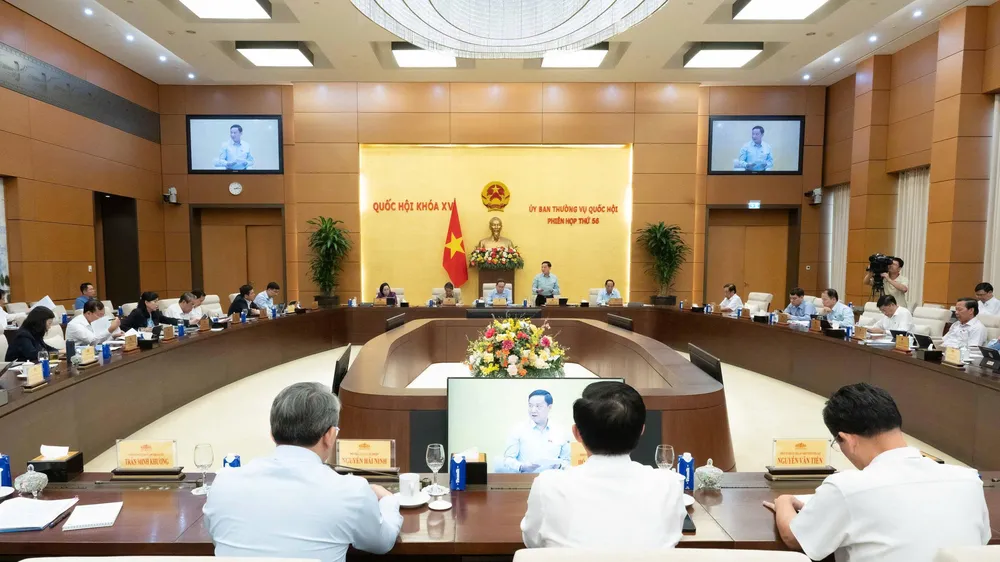 Quang cảnh phiên họp UBTVQH xem xét, thông qua nghị quyết