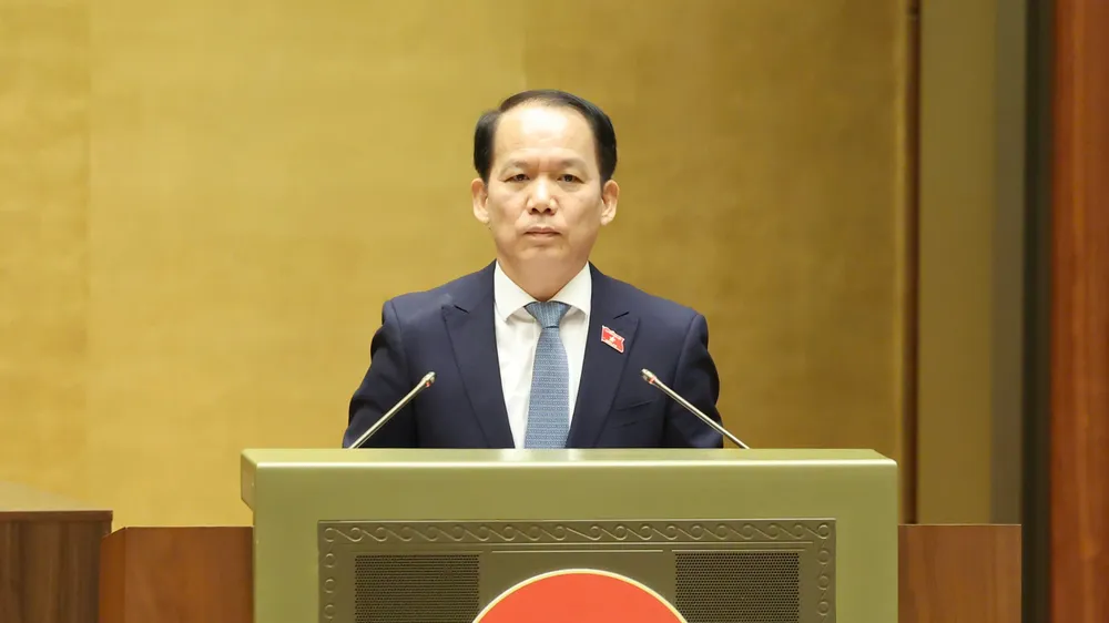 Bộ trưởng Bộ Tư pháp Hoàng Thanh Tùng trình bày các tờ trình, chiều 8-4. Ảnh: QUANG PHÚC