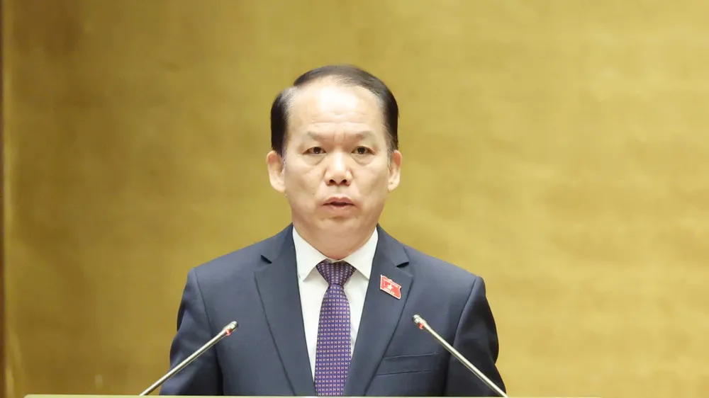 Bộ trưởng Bộ Tư pháp Hoàng Thanh Tùng trình bày báo cáo giải trình, tiếp thu, chỉnh lý dự thảo Nghị quyết của Quốc hội về thực hiện thí điểm chế định luật sư công. Ảnh: QUANG PHÚC