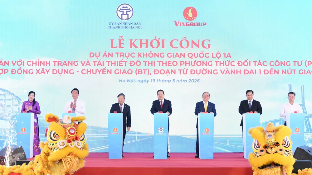 Chủ tịch Quốc hội Trần Thanh Mẫn và các đại biểu thực hiện nghi thức khởi công dự án. Ảnh: CẨM HÀ 