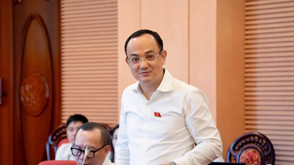 Đại biểu Nguyễn Ngọc Sơn góp ý hoàn thiện dự thảo Luật Bưu chính (sửa đổi). Ảnh: CẨM HÀ 