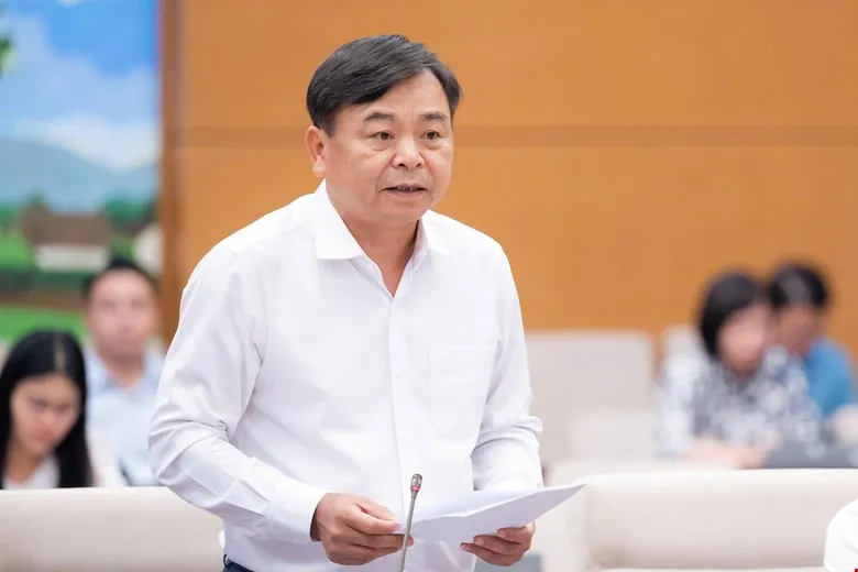 Thứ trưởng Bộ NN-MT Nguyễn Hoàng Hiệp trình dự luật. Ảnh: CẨM HÀ 