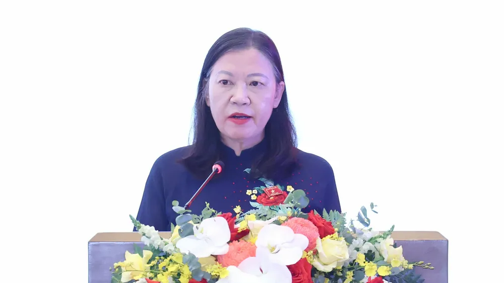 Chủ nhiệm Ủy ban Dân nguyện và Giám sát Lê Thị Nga trình bày Báo cáo đề dẫn tại diễn đàn của Quốc hội về hoạt động giám sát năm 2026. Ảnh: QUANG PHÚC 