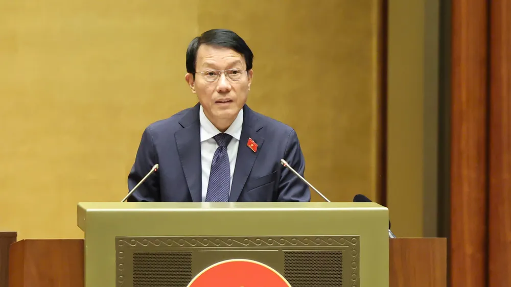 Bộ trưởng Bộ Công an Lương Tam Quang trình bày tờ trình tóm tắt về dự thảo nghị quyết. Ảnh: QUANG PHÚC