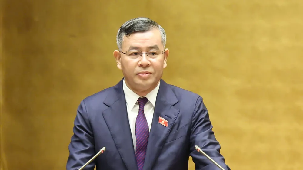 Bộ trưởng Bộ Tài chính Ngô Văn Tuấn đã trình bày Tờ trình tóm tắt về dự thảo nghị quyết. Ảnh: QUANG PHÚC 