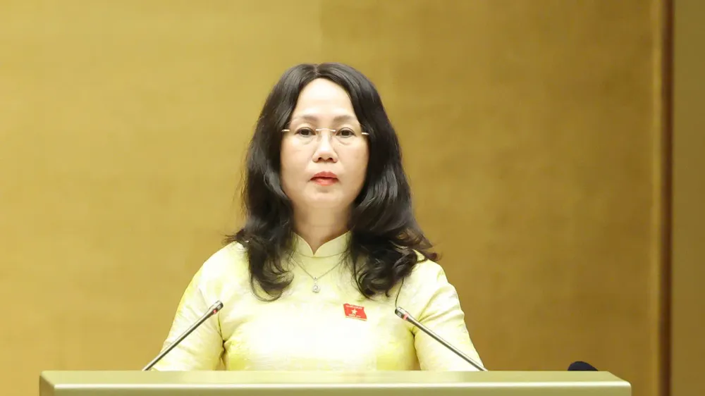 Bộ trưởng Bộ VH-TT-DL Lâm Thị Phương Thanh trình dự thảo Luật sửa đổi, bổ sung một số điều của Luật Xuất bản. Ảnh: QUANG PHÚC 